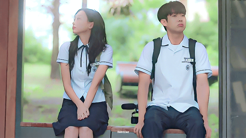 그 해 우리는에서 거의 매회 센스 있다고 언급 많은 교복~캠퍼스~오피스를 넘나드는 최우식X김다미 사계절 시밀러 룩.gifs | 인스티즈