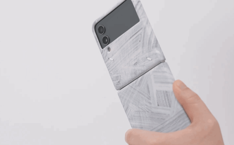 삼성 역사상 가장 간지나는 폰이라는 갤럭시Z플립4 메종 마르지엘라 실물.gif | 인스티즈