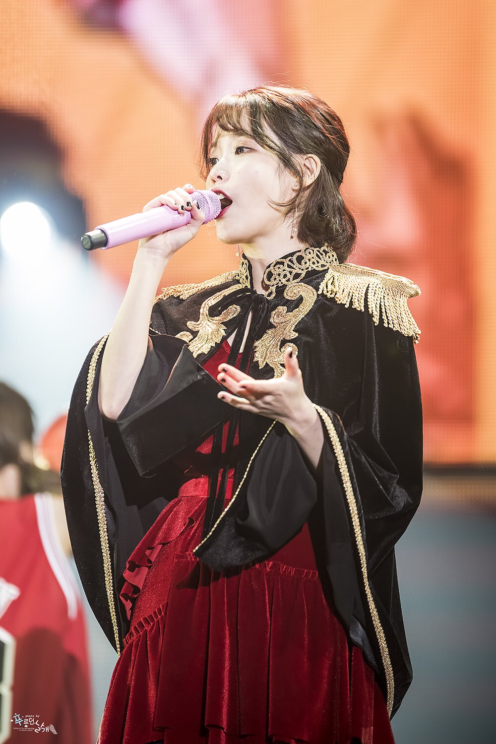 아이유의 마이크 사랑 | 인스티즈