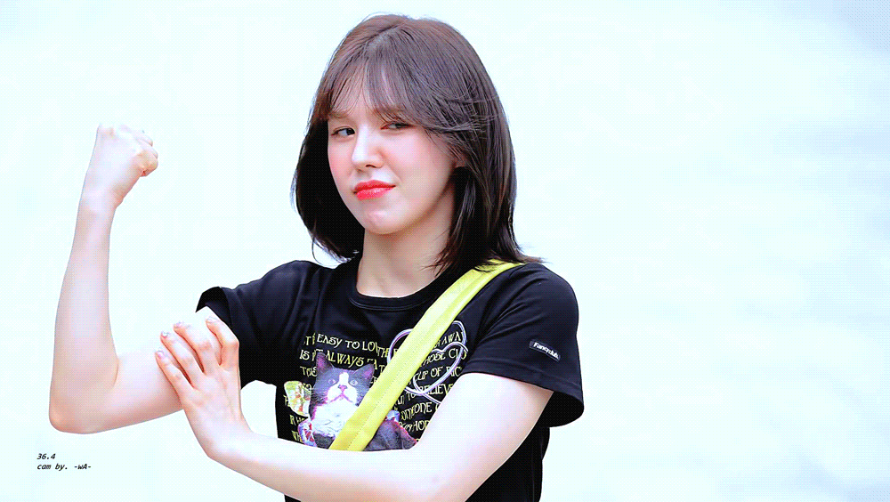 출근길에 자기 팔근육 만져보라고 다가오는 웬디.twt | 인스티즈