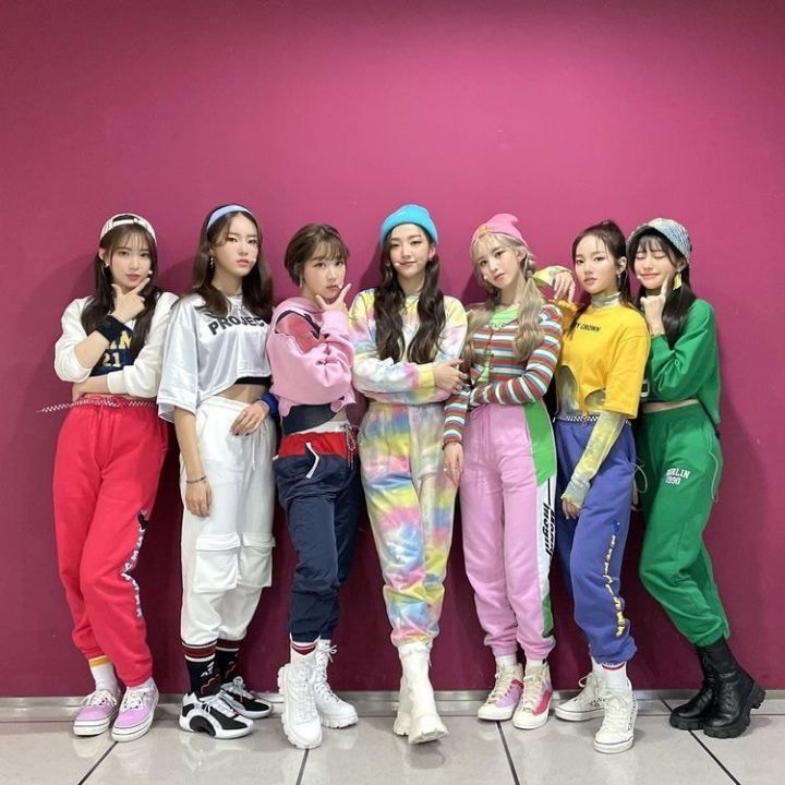 무대의상으로 하의를 바지만 입히는 신인여돌 코디 | 인스티즈