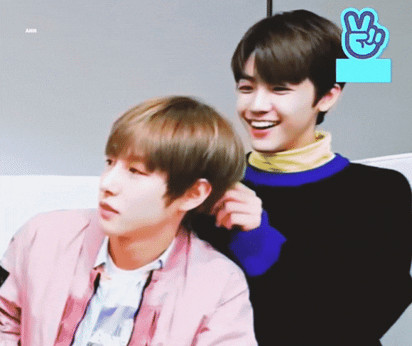 약간 신기한 남자아이돌들의 뒤통수.gif | 인스티즈