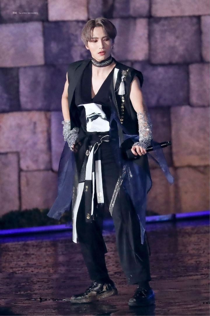 디자이너가 곡 컨셉에 듣고 만들었다는 남돌 한복 의상.jpg | 인스티즈