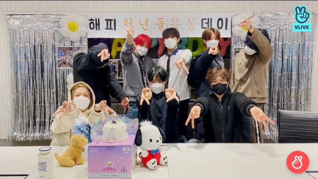 요즘 아이돌들이 많이 한다는 갸루피스 포즈 | 인스티즈