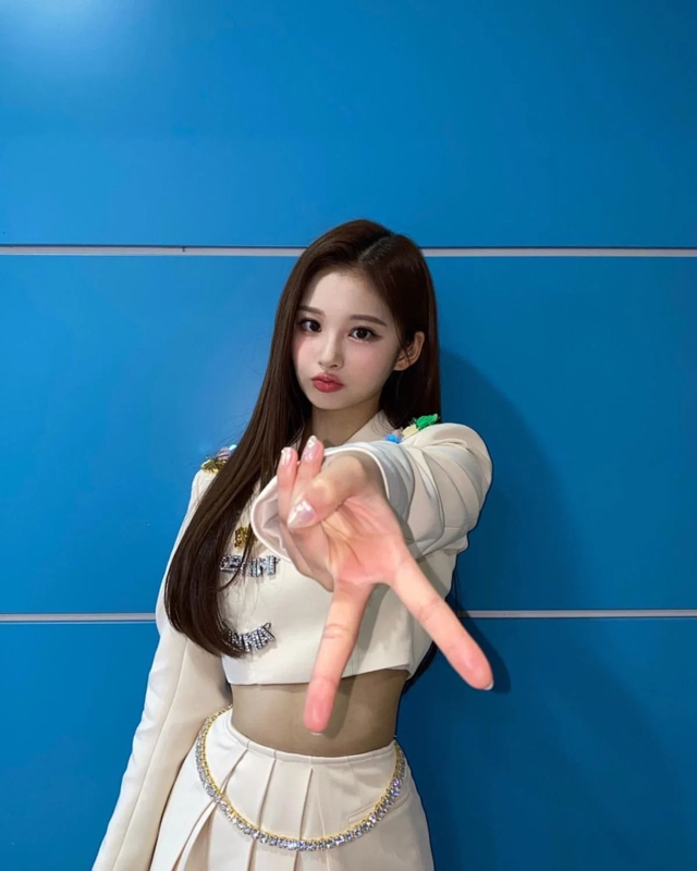 요즘 아이돌들이 많이 한다는 갸루피스 포즈 | 인스티즈