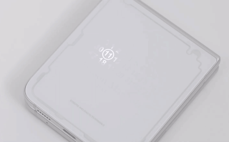 삼성 역사상 가장 간지나는 폰이라는 갤럭시Z플립4 메종 마르지엘라 실물.gif | 인스티즈