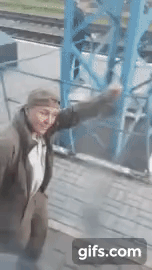 아빠는 전쟁에 참전하고 가족들은 열차타고 피난가는 우크라이나의 한가족.gif | 인스티즈