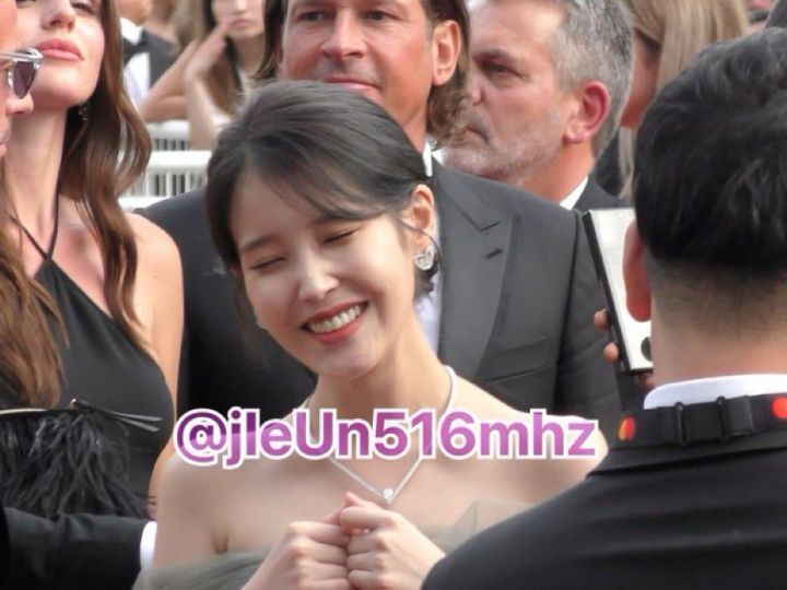 칸 레드카펫에 팬 엄청 많이 와서 땀 뻘뻘 흘리면서 사인 해준 아이유 | 인스티즈