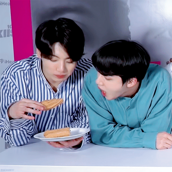 방탄으로 보는 음식 나눠먹기 레벨(방석이들은 어디까지 가능🤔❓️) | 인스티즈