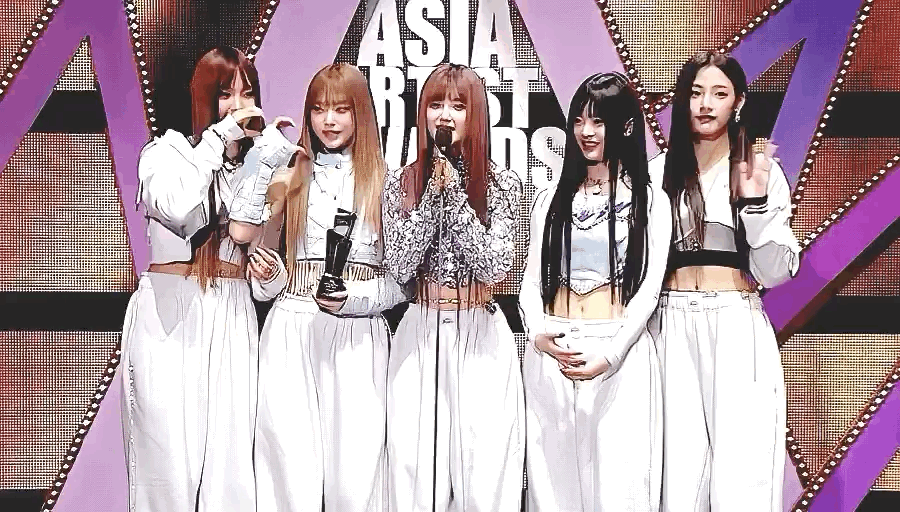 올드스쿨 느낌 제대로인 뉴진스 AAA 무대 댄브.twt | 인스티즈