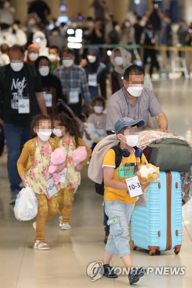 인형 들고 입국하는 아프간 어린이들 | 인스티즈