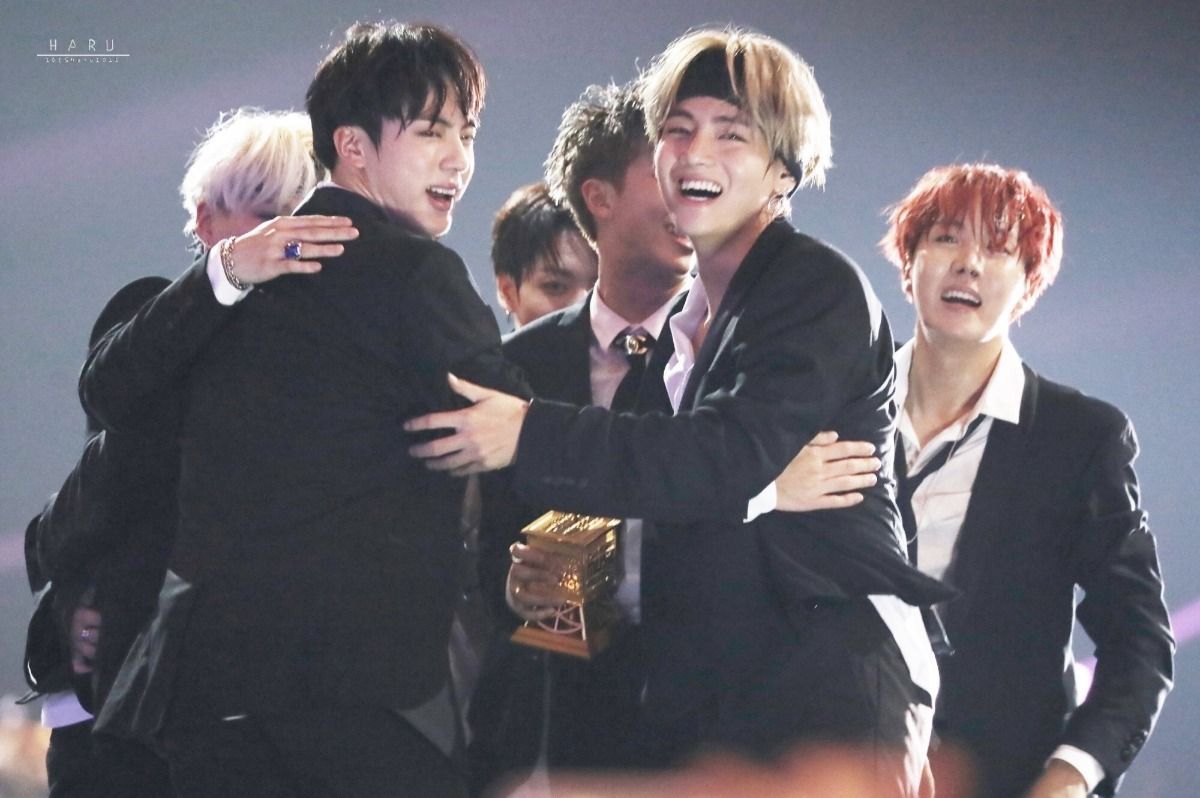 방탄팬들이 투표하면 거의 반반으로 나뉜다는 레전드 무대 2개 | 인스티즈