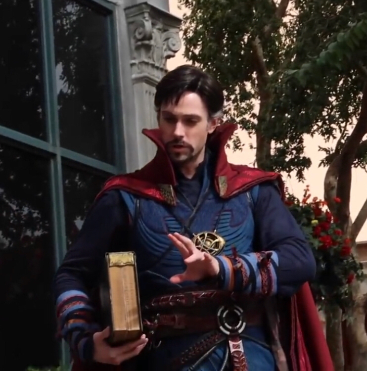 디즈니랜드의 닥터스트레인지 & 로키 | 인스티즈