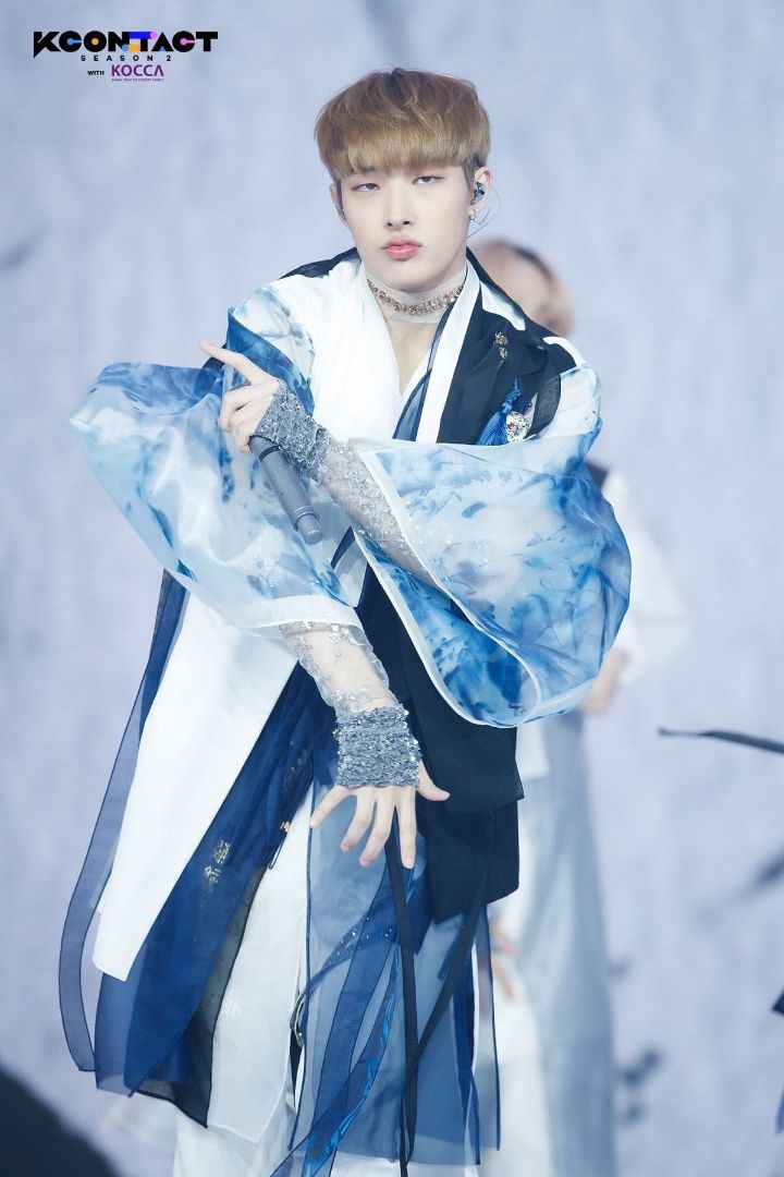 디자이너가 곡 컨셉에 듣고 만들었다는 남돌 한복 의상.jpg | 인스티즈