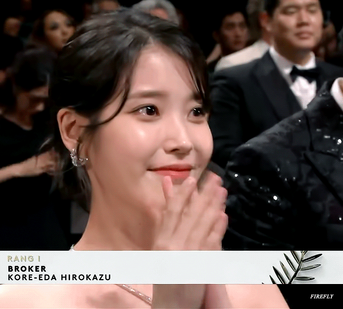 칸 레드카펫에 팬 엄청 많이 와서 땀 뻘뻘 흘리면서 사인 해준 아이유 | 인스티즈