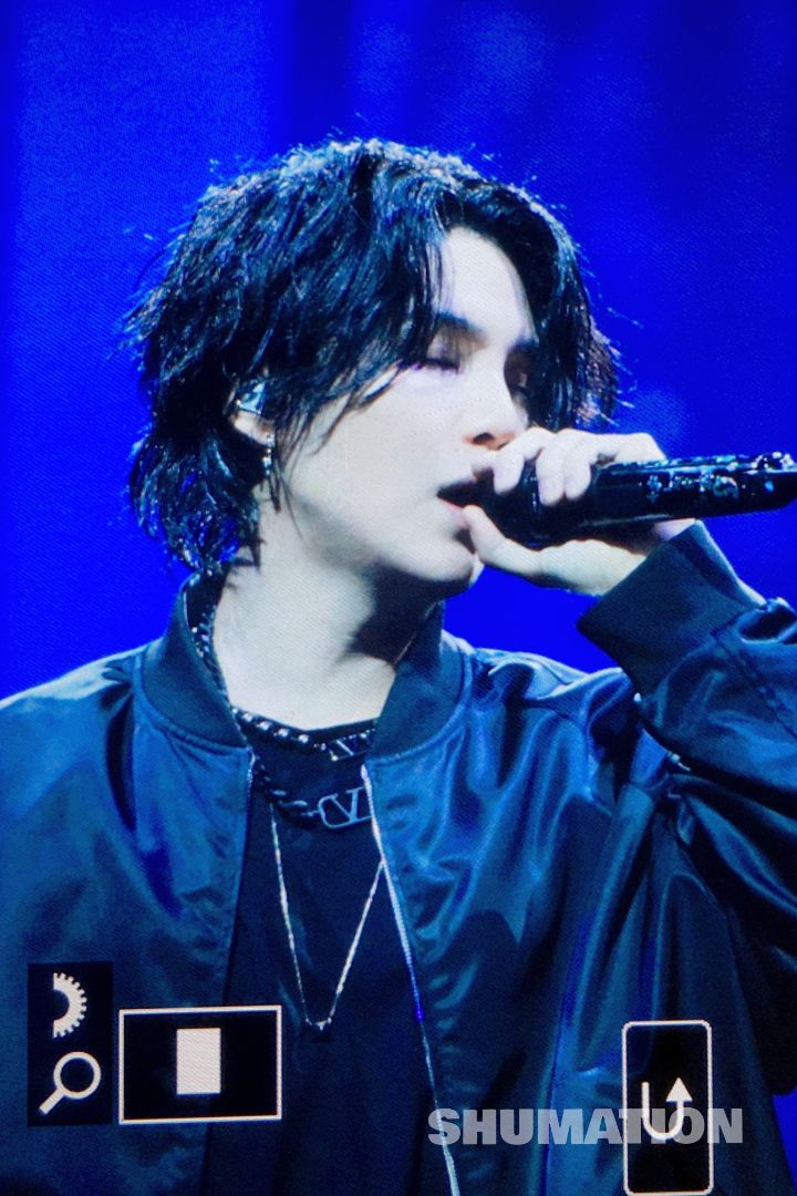 방탄 슈가: 폰으로 사진 찍어달라고 하는건 갤럭시만 주세요.. 아이폰은...👋 No 아이폰!! | 인스티즈