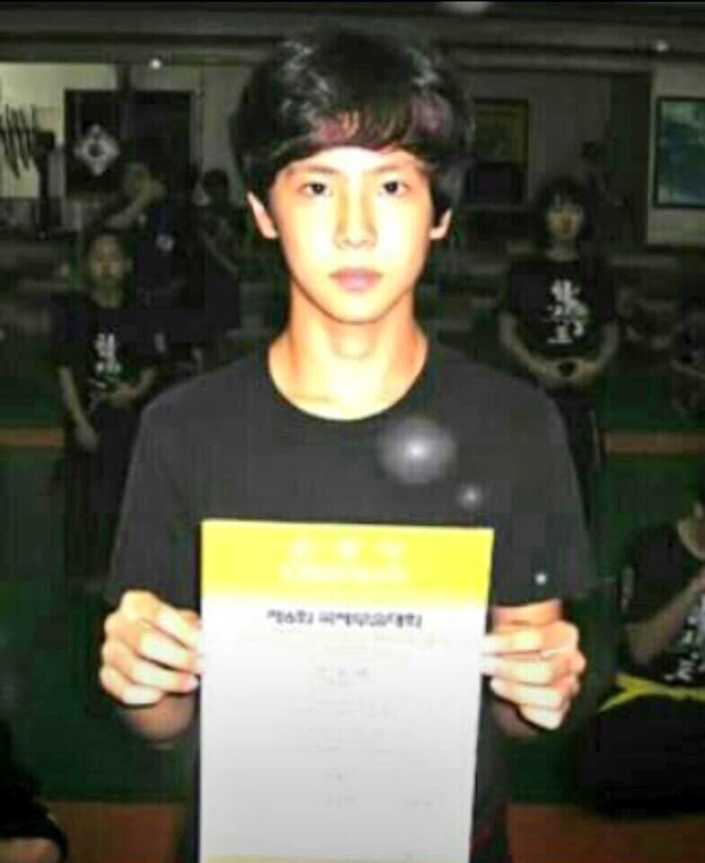 잘생겼다는 소리 많이 듣는 아들이 겉멋 들까봐 어머니가 폭탄머리 시켜버린 남돌 | 인스티즈