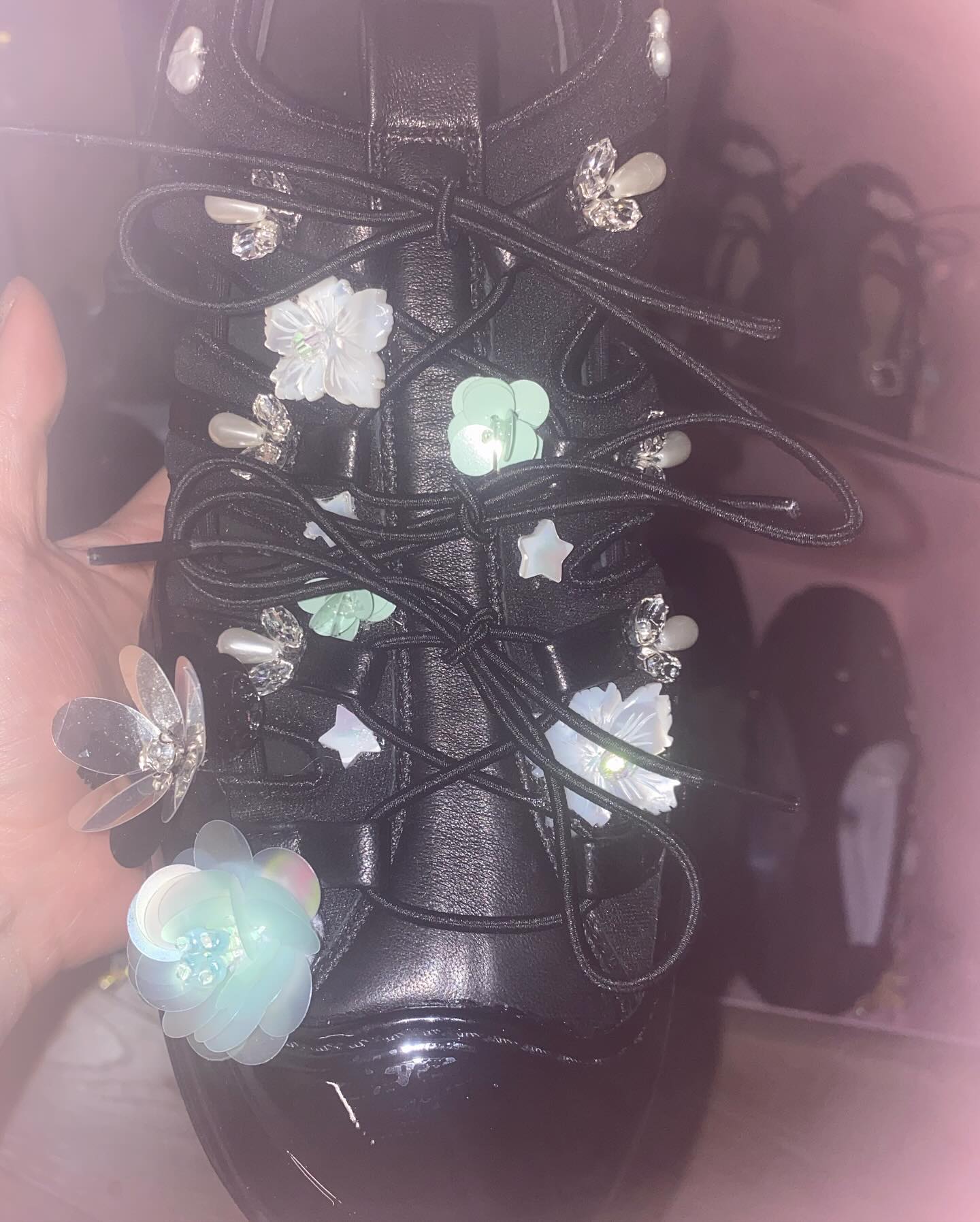 뉴진스가 경복궁 무대 때 신었던 신발 디테일 | 인스티즈