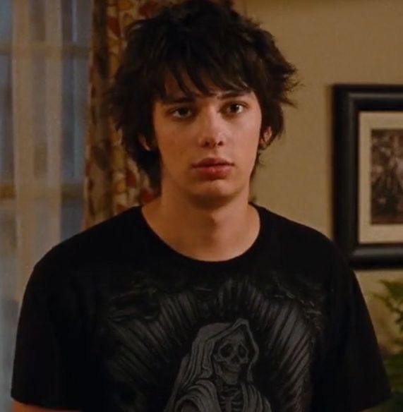 책에는 왼쪽같은 등신머저리로 그려놧으면서 영화는 정말 너무나도과분한미남으로 캐스팅을 해놔서 몰입이너무안됨.twt | 인스티즈