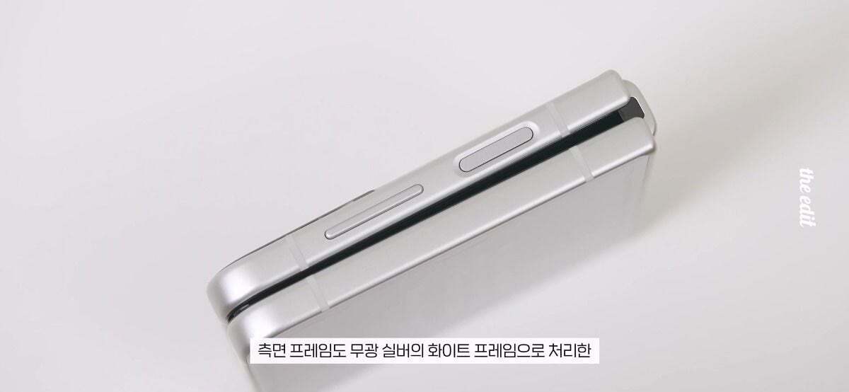 삼성 역사상 가장 간지나는 폰이라는 갤럭시Z플립4 메종 마르지엘라 실물.gif | 인스티즈