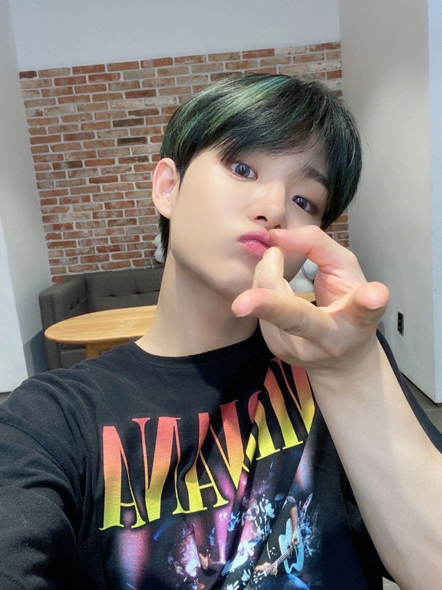 요즘 아이돌들이 많이 한다는 갸루피스 포즈 | 인스티즈