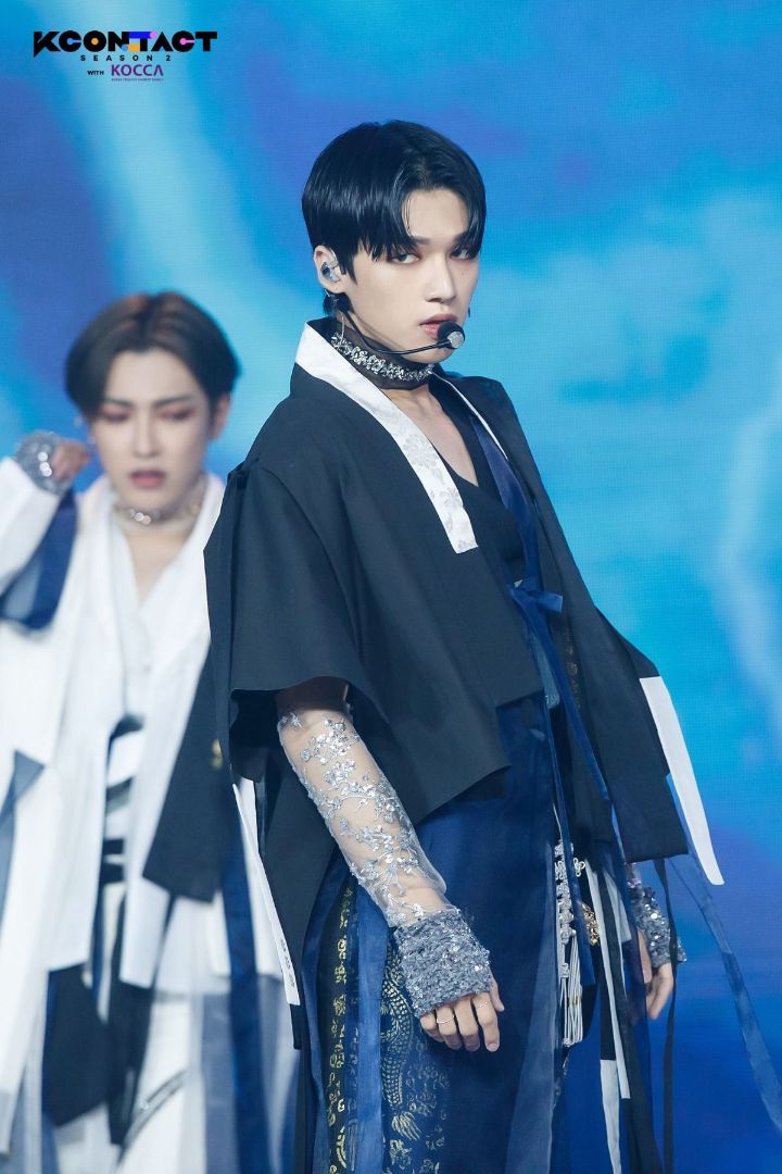 디자이너가 곡 컨셉에 듣고 만들었다는 남돌 한복 의상.jpg | 인스티즈