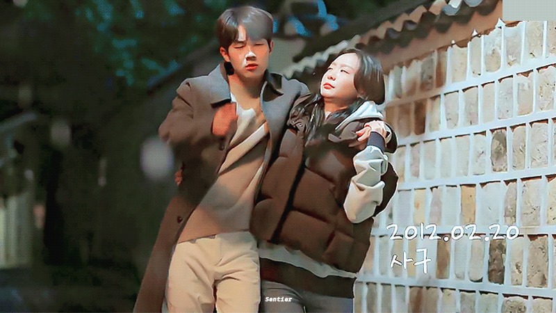 그 해 우리는에서 거의 매회 센스 있다고 언급 많은 교복~캠퍼스~오피스를 넘나드는 최우식X김다미 사계절 시밀러 룩.gifs | 인스티즈