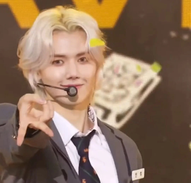 요즘 아이돌들이 많이 한다는 갸루피스 포즈 | 인스티즈