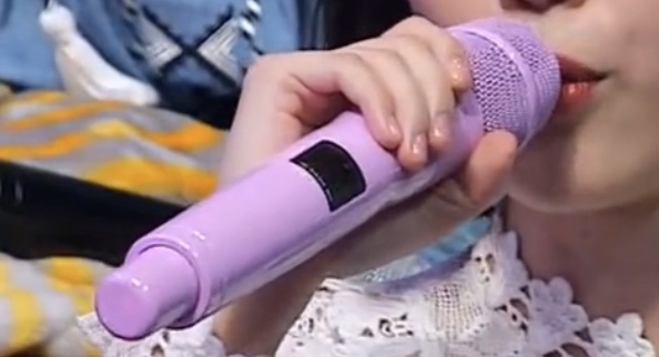 아이유의 마이크 사랑 | 인스티즈