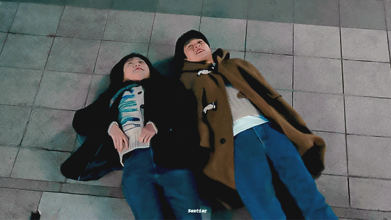 그 해 우리는에서 거의 매회 센스 있다고 언급 많은 교복~캠퍼스~오피스를 넘나드는 최우식X김다미 사계절 시밀러 룩.gifs | 인스티즈