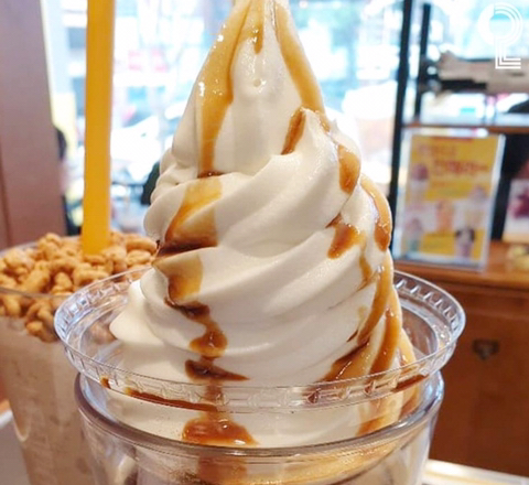 뚜껑을 뒤집어 아이스크림 듬뿍 올려주는 메가커피 메뉴.jpg | 인스티즈