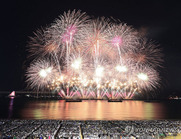 부산, '바가지의 도시' 등극?…불꽃축제 맞아 숙박료 3배, 식당 자릿세만 20만원 | 인스티즈