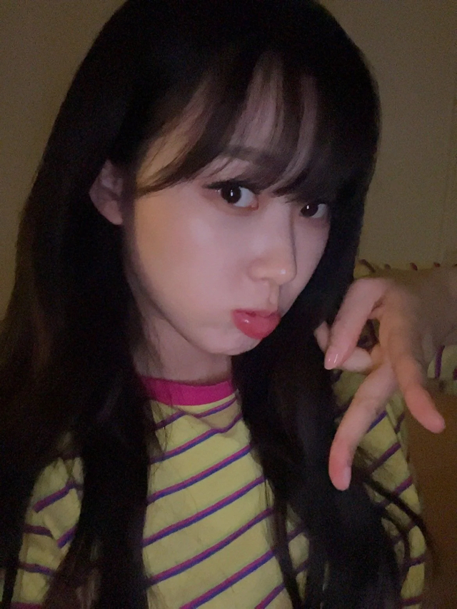 요즘 아이돌들이 많이 한다는 갸루피스 포즈 | 인스티즈