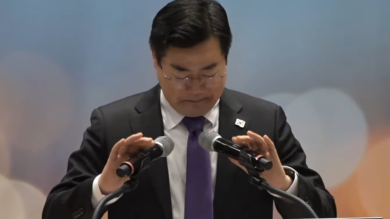 여성의 권리를 상징하는 보라색 넥타이를 맨 민주당 | 인스티즈