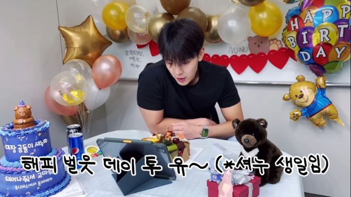 호락호락하지 않은 남돌의 뭔가 웃긴 생일 브이앱 | 인스티즈