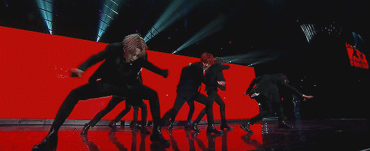 방탄팬들이 투표하면 거의 반반으로 나뉜다는 레전드 무대 2개 | 인스티즈