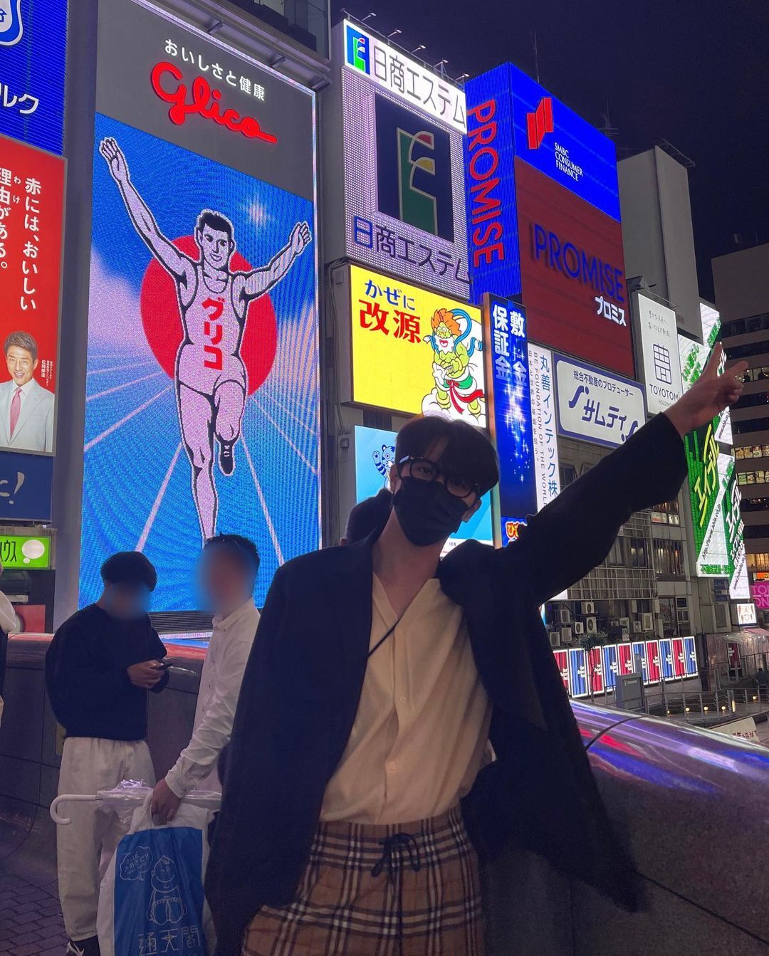 잘생겼다는 소리 많이 듣는 아들이 겉멋 들까봐 어머니가 폭탄머리 시켜버린 남돌 | 인스티즈