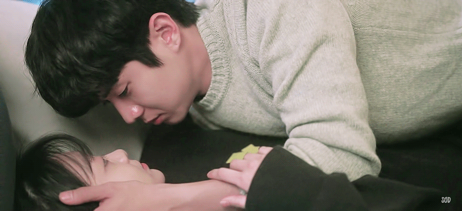 그 해 우리는에서 거의 매회 센스 있다고 언급 많은 교복~캠퍼스~오피스를 넘나드는 최우식X김다미 사계절 시밀러 룩.gifs | 인스티즈