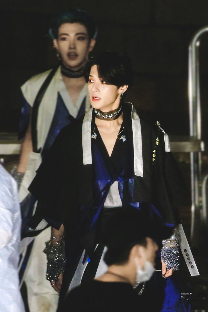 디자이너가 곡 컨셉에 듣고 만들었다는 남돌 한복 의상.jpg | 인스티즈