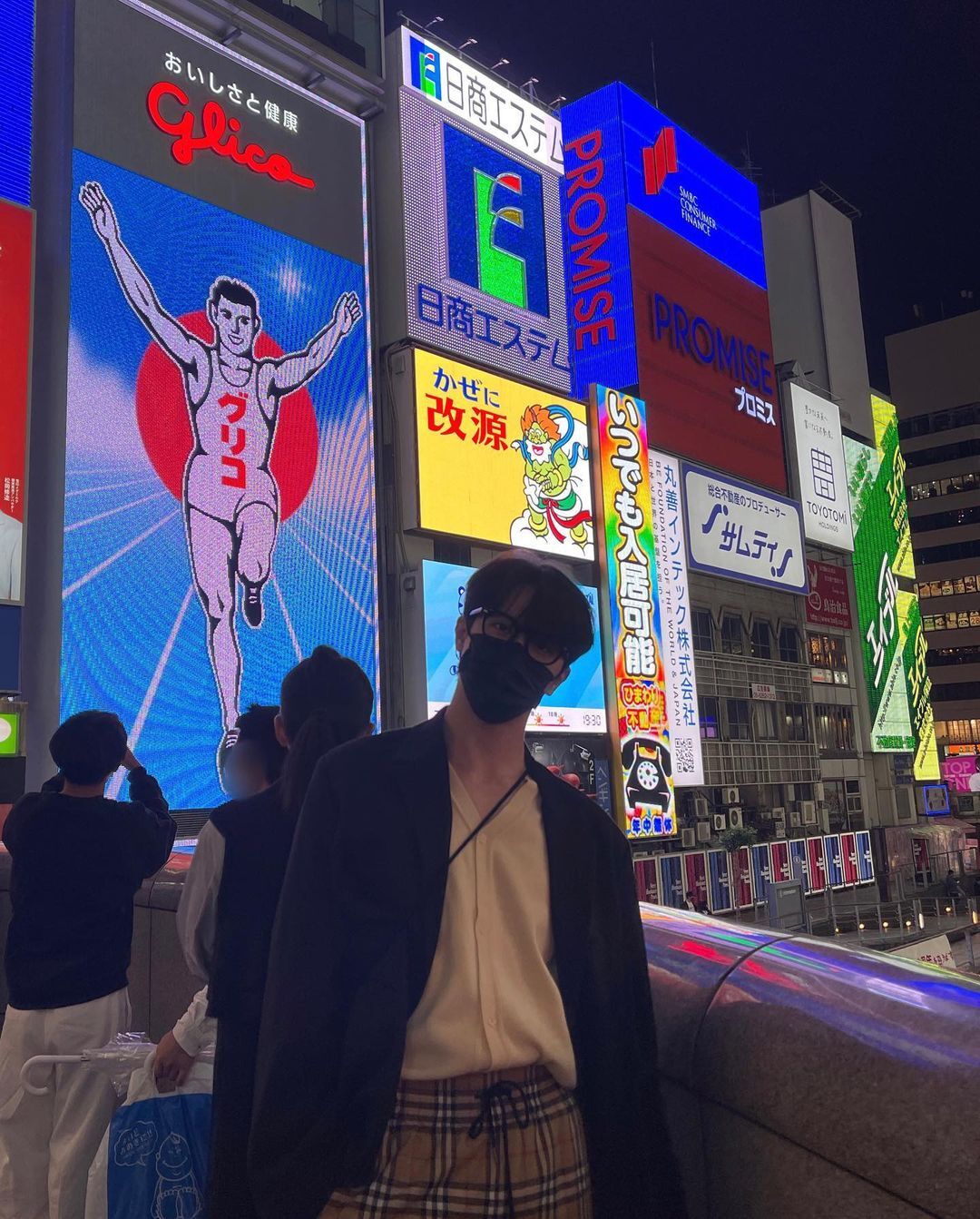 잘생겼다는 소리 많이 듣는 아들이 겉멋 들까봐 어머니가 폭탄머리 시켜버린 남돌 | 인스티즈