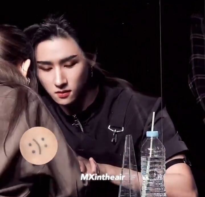 대면팬싸하면서 타투 보여주는 아이돌 (누군지 궁예하면서 들어오기) | 인스티즈