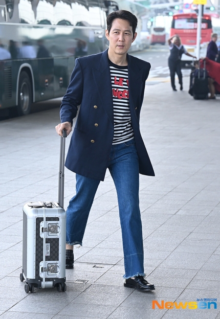 여고 선도부 학생들이 출근하는 선생님한테 인사하는거같은 오늘자 방탄 팬들과 이정재 모먼트 | 인스티즈