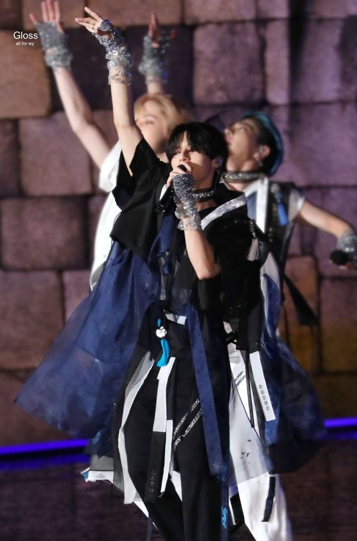 디자이너가 곡 컨셉에 듣고 만들었다는 남돌 한복 의상.jpg | 인스티즈