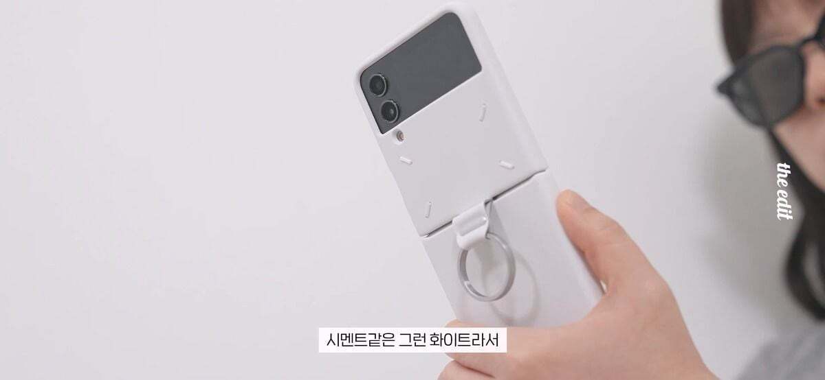 삼성 역사상 가장 간지나는 폰이라는 갤럭시Z플립4 메종 마르지엘라 실물.gif | 인스티즈