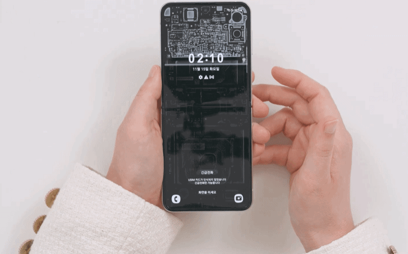 삼성 역사상 가장 간지나는 폰이라는 갤럭시Z플립4 메종 마르지엘라 실물.gif | 인스티즈