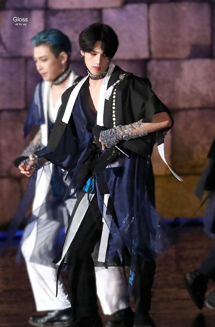 디자이너가 곡 컨셉에 듣고 만들었다는 남돌 한복 의상.jpg | 인스티즈