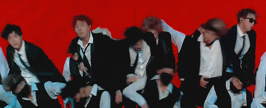 방탄팬들이 투표하면 거의 반반으로 나뉜다는 레전드 무대 2개 | 인스티즈