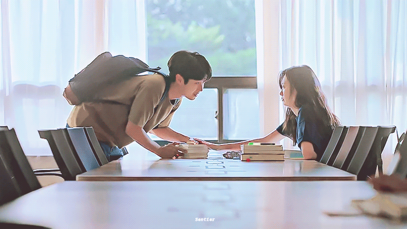 그 해 우리는에서 거의 매회 센스 있다고 언급 많은 교복~캠퍼스~오피스를 넘나드는 최우식X김다미 사계절 시밀러 룩.gifs | 인스티즈