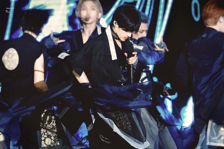 디자이너가 곡 컨셉에 듣고 만들었다는 남돌 한복 의상.jpg | 인스티즈