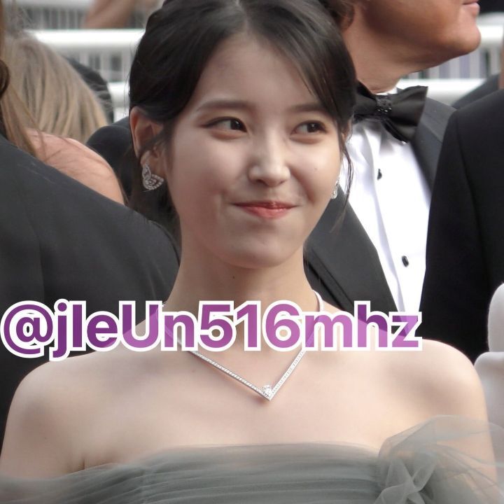 칸 레드카펫에 팬 엄청 많이 와서 땀 뻘뻘 흘리면서 사인 해준 아이유 | 인스티즈
